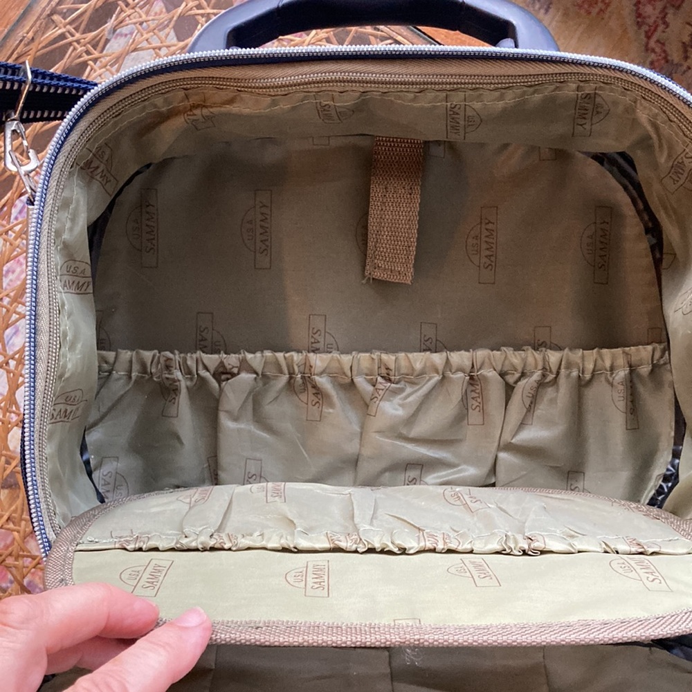 Sammy USA navy blue train case with lots of storage. New. Has lock. - Picture 7 of 10